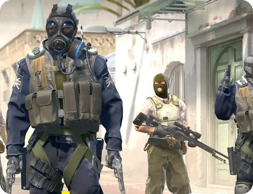 Een groep van vier soldaten in tactische uitrusting en maskers staat in een stedelijke omgeving. Twee dragen gasmaskers, terwijl de anderen gebreide bivakmutsen dragen. De sfeer is gespannen