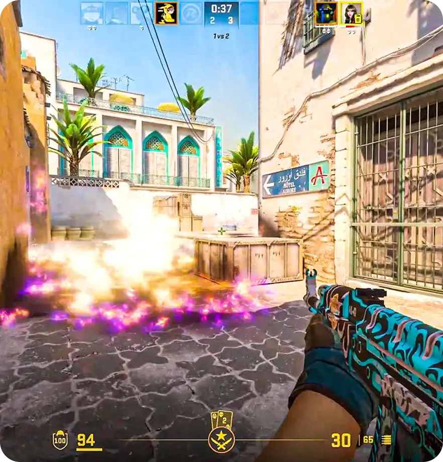 Een first-person view uit een levendige videogame toont een speler die een blauw gepatronneerd pistool vasthoudt in een zonnig steegje. Felpaarse vlammen bedekken de grond voor hem